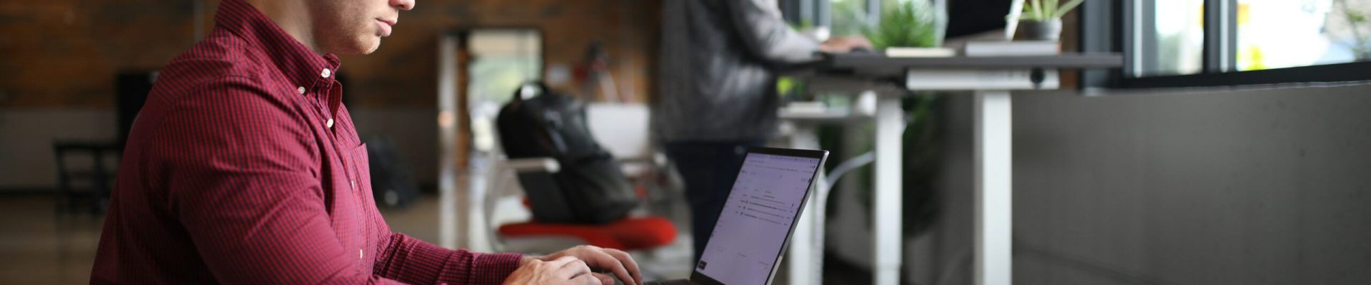 thestandingdesk-TOQbJ7VpUkU-unsplash (1)